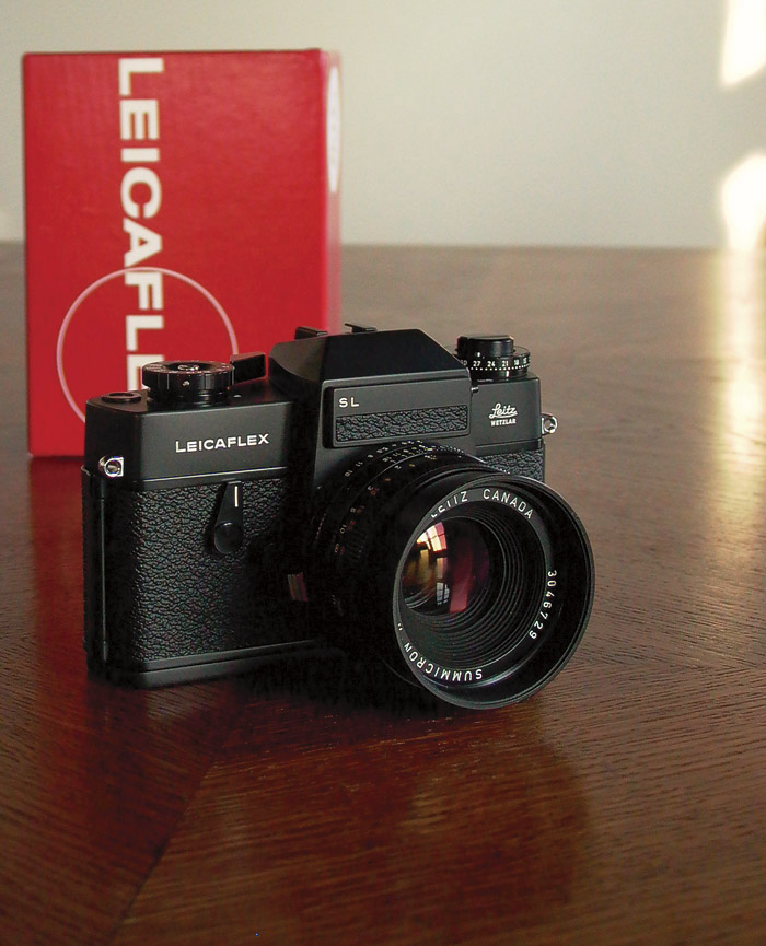 Leitz Leicaflex SL in black, here with Leica 50 mm Summicron-R f/2.0 from Canada. 