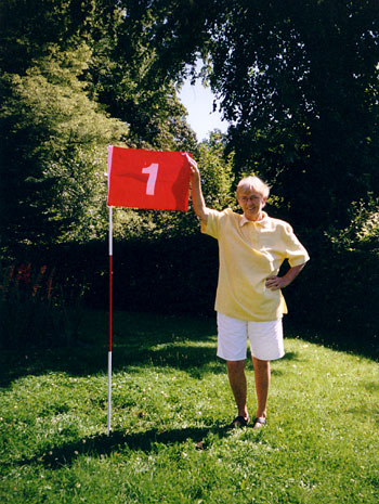 Even it is now only a garden, and not a park, the Villa Nøjsomheden got the first golf green in 2002. Here Jytte Overgaard is holding the flag.
