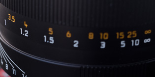At close focus there is a great distance from 1 - 1.2 meters on the focusing ring, whereas the distance from 5 to 10 meters is relatively short. When you bring the depth of field scale lines into this, you see that the depth of field becomes more narrow the closer you go.   