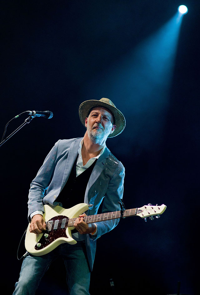 Concert photo with Kelvin set to 3200 Kelvin in the Leica M9 with 90mm Summarit-M f/2.5. As you can see the key light (main light hitting the artist from the front) is thus daylight white, and the effect light from the back is whatever color it is. © Thorsten Overgaard.