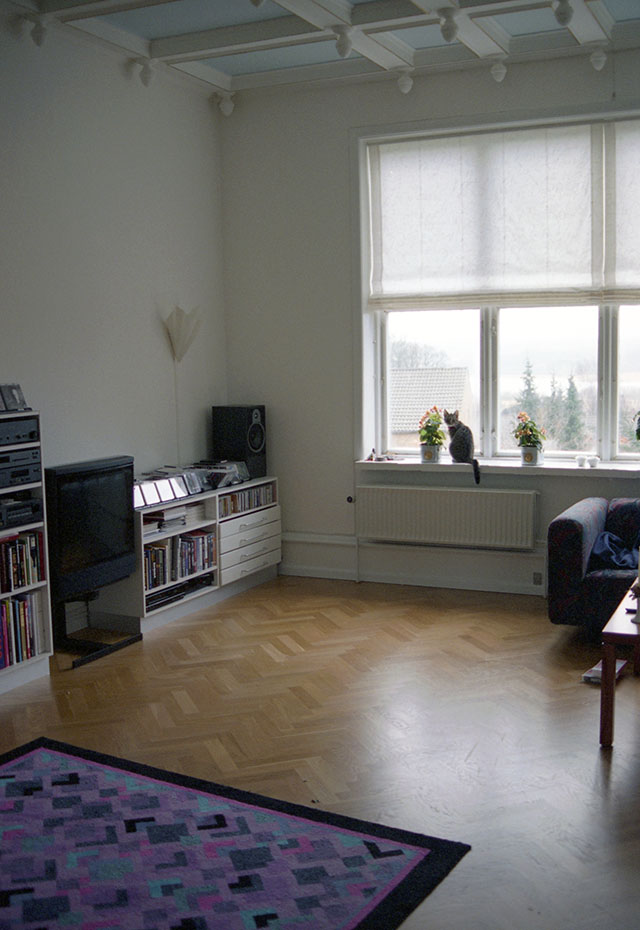 The livingroom of Villa Nøjsomheden after the oak floor was finished in 1994 with Hørning Parket. 