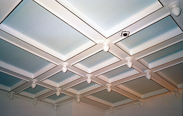 The ceiling of the main livingroom in 1994 after it was painted white, light blue and with gold edges inspired by Hotel Royal in Aarhus. 