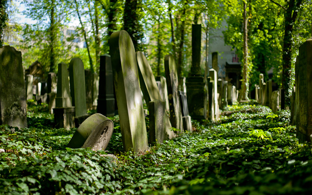 Jüdischer Friedhof Prenzlauer in Berlin, May 2016. Leica M9 with Leica 35mm Summilux-M AA f/1.4. © 2016 Thorsten Overgaard.