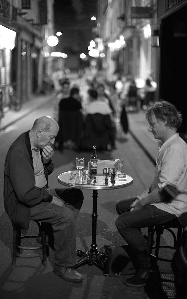 Midnight in Paris, playing chess in the street. Leica M10-P with Leica 50mm Summilux-M ASPH f/1.4 BC. © Thorsten Overgaard.