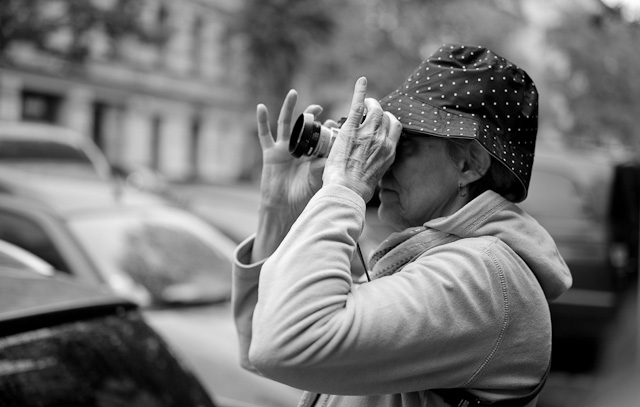 Terry Garcia capturing some of the special atmosphere of East Berlin on the walkabout day of the workshop. Leica M 240 with Leica 50mm APO-Summicron-M ASPH f/2.0.