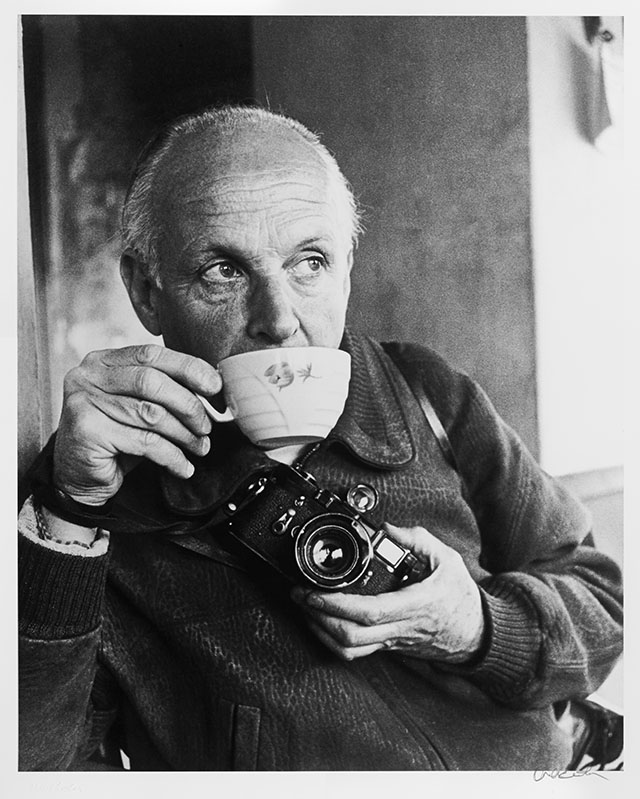 Henri Cartier-Bresson with his Leica M3 in 1964. Photo by Ara-Gler. 