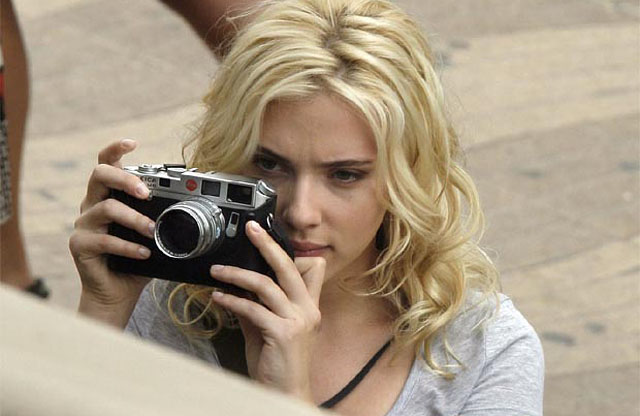 Scarlett Johansson using her Leica M6
