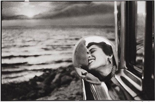 Elliott Erwitt's (1928-2023) famous photograph "CALIFORNIA KISS" was photographed during his holiday in California with his Leica M3 and 50mm Summilux f/1.4. It was lying around unnoticed in the Magnum Photo archives till Elliott found it when he was preparing an 1982-exhibition. He used to use a Rolleiflex, but fellow Magnum photographer Robert Capa talked him into using a Leica as well, and Henri Cartier-Bresson was the one who got Elliott invited to Magnum. 