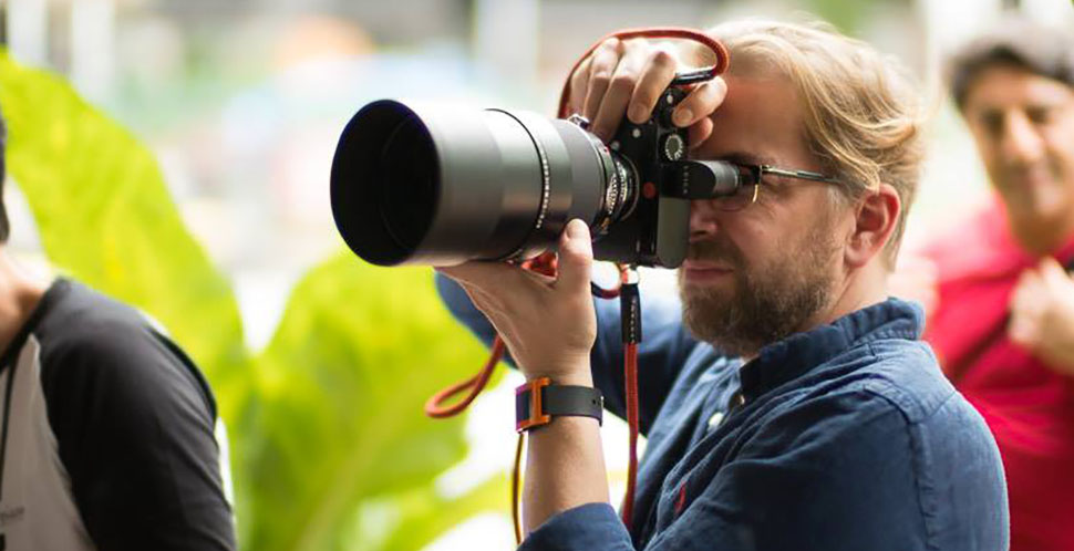 Thorsten Overgaard with the Leica 180mm APO-Summicron-R f/2.0 on the Leica M240 in Singapore. Photo by Michael Wh Leung