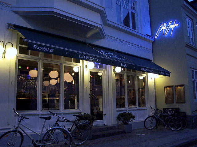 Café Englen in Århus, Denmark in the summer 2003. Leica Digilux 1, P mode, handheld.
