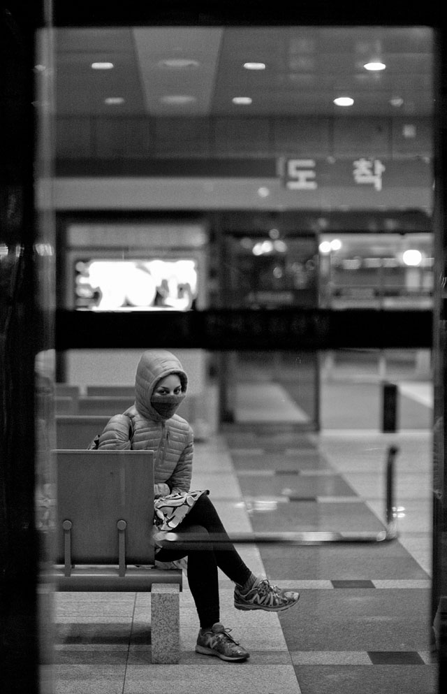 Waiting for the bus in the cold Seoul winter. Leica M 240 with Leica 50mm Noctilux-M ASPH f/0.95. © 2013-2016 Thorsten Overgaard. 