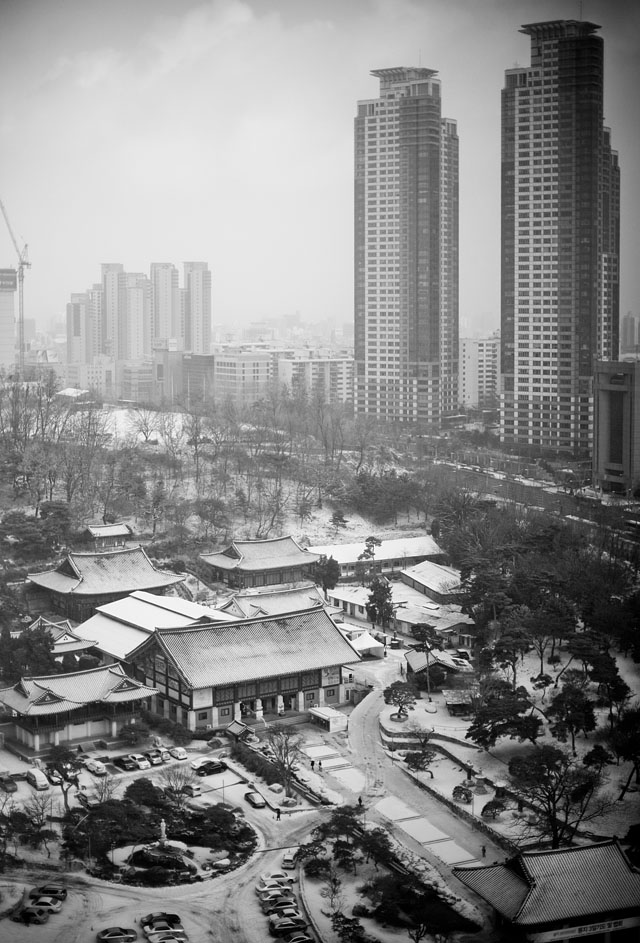 Snow landscape over the temple early morning in Seoul, Korea. Leica M 240 with Leica 50mm Noctilux-M ASPH f/0.95. © 2013-2016 Thorsten Overgaard.