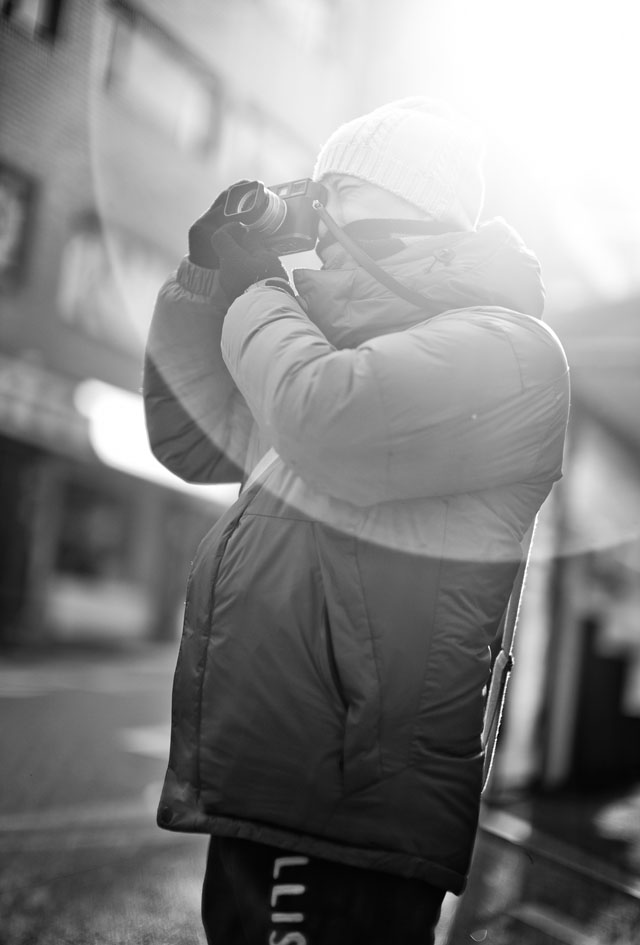 Sean Choi from Leica Camera Korea out and about in the Overgaard Workshop Seoul, Korea. Leica M 240 with Leica 50mm Noctilux-M ASPH f/0.95. © 2013-2016 Thorsten Overgaard.