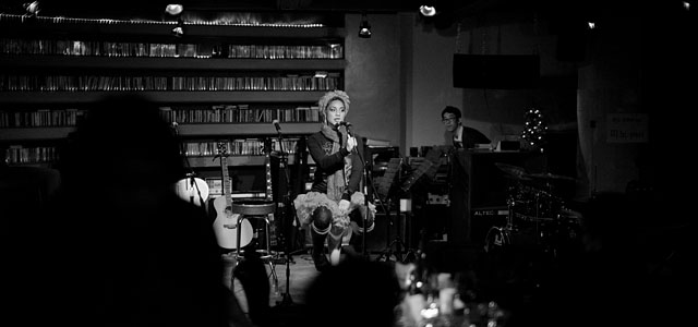 Joy Villa performing at the famous Pinot jazz club in Seoul. Leica M 240 with Leica 50mm Noctilux-M ASPH f/0.95. © 2013-2016 Thorsten Overgaard. 