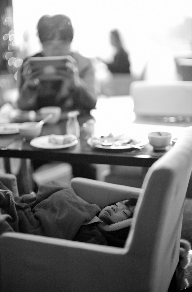 Sleeping child in Seoul, Korea. Leica M 240 with Leica 50mm Noctilux-M ASPH f/0.95. © 2013-2016 Thorsten Overgaard. 