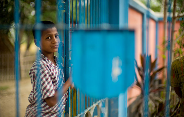 The neighbour boy having a look, Dinajpur, Bangladesh. © 2014 Thorsten Overgaard. Leica M 240 with Leica 50mm Noctilux-M ASPH f/0.95.