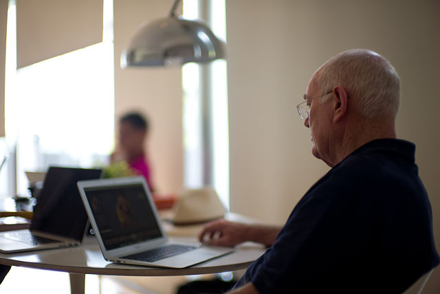 Editing in the Sydney Workshop, December 2015. Leica SL with Leica 50mm Noctilux-M ASPH f/0.95. © 2015 Thorsten Overgaard. 