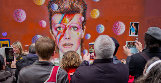 Instagramming the Bowie mural in Brixton. Leica M 240 with Leica 28mm Summilux-M ASPH f/1.4.
© 2016 Thorsten Overgaard.