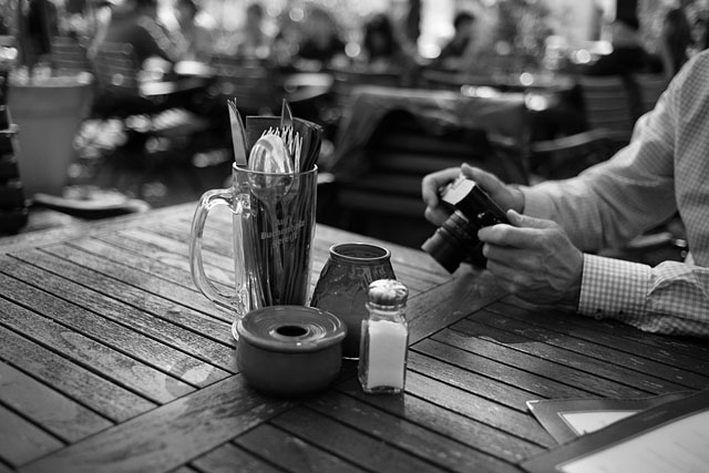Reviewing the days work so far. Leica M 240 with Leica 35mm Summicron-M ASPH f/2.0. © 2016 Klaus Krøner.