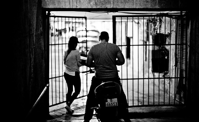 A boy and his girlfriend returning home to their apartment building. Leica M10 with Leica 50mm Noctilux-M ASPH f/0.95. Copyright 2017-2018 Thorsten von Overgaard. 