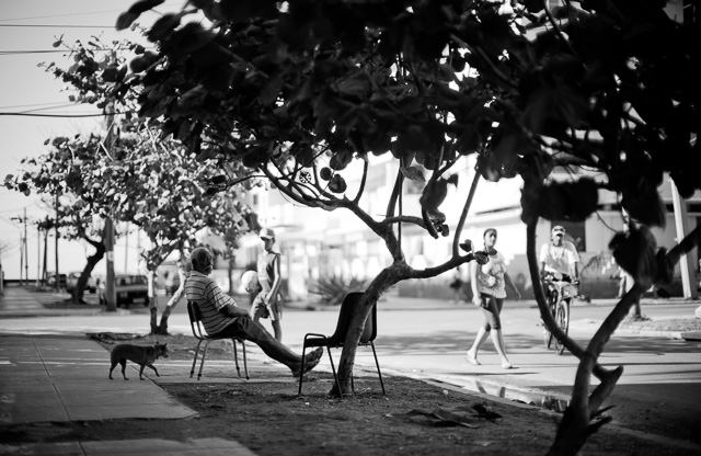 Out and about in the local neighbourhood in Havana. Leica M10 with Leica 50mm Noctilux-M ASPH f/0.95. Copyright 2017-2018 Thorsten von Overgaard. 