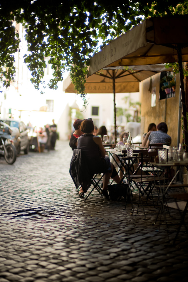 Restaurant Il Bacaro in Rome has shade for lunch. Leica M10 with Leica 50mm Nocrtilux-M ASPH f/1.4. © 2017 Thorsten Overgaard. 