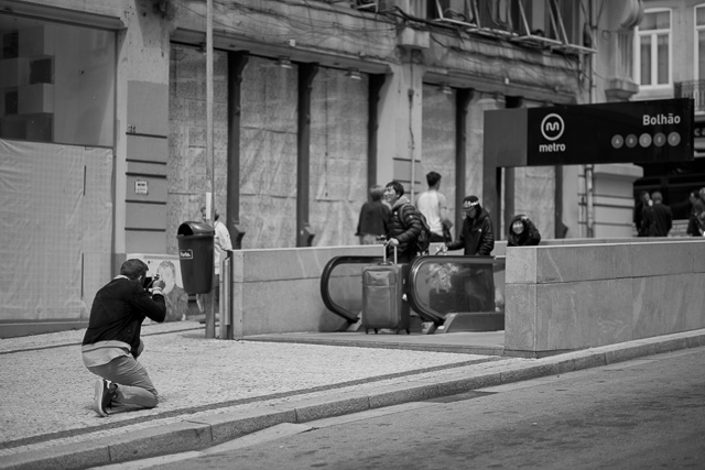 Paulo Ricardo Neves working a street scene. Leica M10 with 75mm Noctilux-M ASPH f/1.25. © 2018 Thorsten Overgaard.