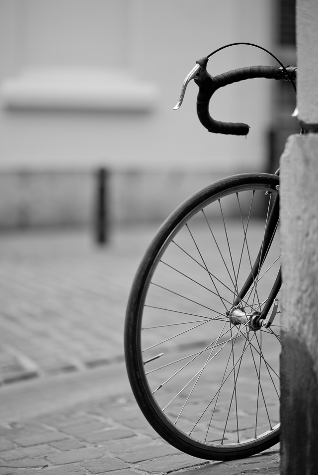 Bicycles are like people. They try not to be in the picure, but then they can't help but peak around he corner to see wha you're doing. Leica M10 with Leica 75mm Noctilux-M ASPH f/1.25. © 2018 Thorsten von Overgaard.