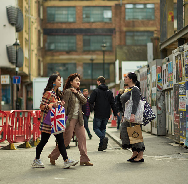 Tourists on Peter Street in London. Leica M10 with Leica 75mm Noctilux-M ASPH f/1.25. © 2018 Thorsten von Overgaard.