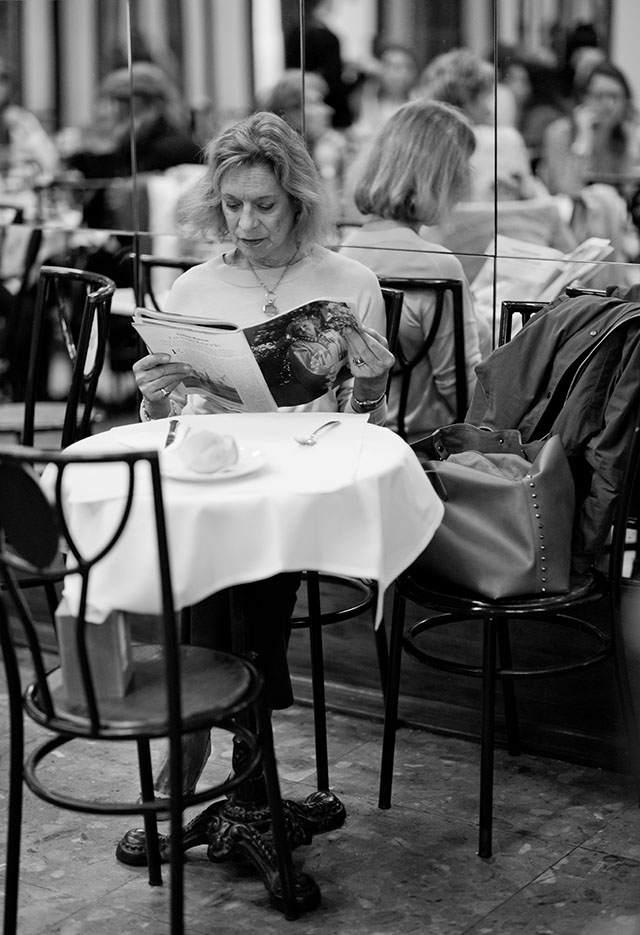 Cafe in Porto, Portugal. Leica M10 with Leica 75mm Noctilux-M ASPH f/1.25. © 2018 Thorsten von Overgaard.