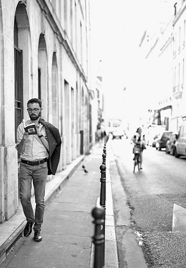 Reading books in Paris. Leica M10-P with Leica 50mm APO-Summicron-M ASPH f/2.0 LHSA. © Thorsten Overgaard. 