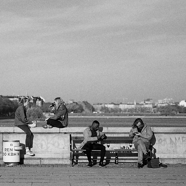 Talking and playing chess in Copenhagen. Leica M10-P with Leica 50mm APO-Summicron-M ASPH f/2.0. © Thorsten Overgaard. 