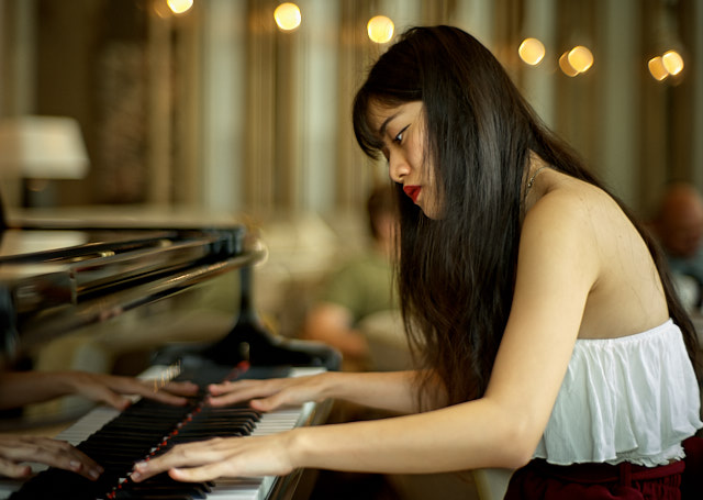 Ms. Moa playing the piano. Leica M10-P with 7artisans 50mm f/1.1. © Thorsten Overgaard.