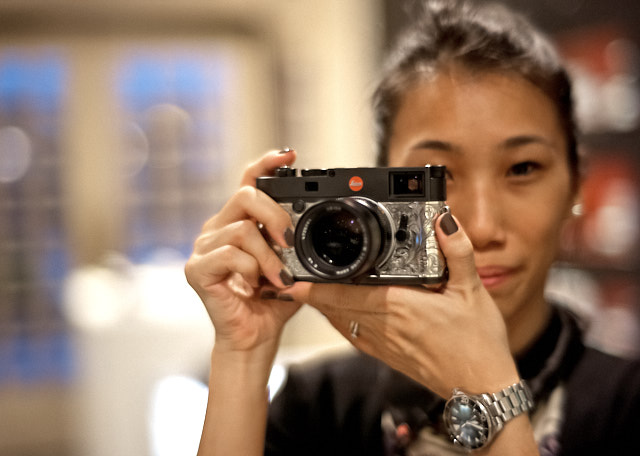 Ms. Serena with the limited edition Leica M10 with silver engraved covering in Leica Store Singapore (this limited edition is one of ten issued in December 2018). Leica M10-P with 7artisans 50mm f/1.1. © Thorsten Overgaard. 