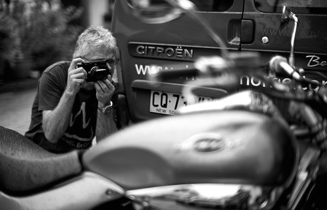 Mr. Anselm Waterfield out and about with the Leica M in Sydney. Leica M10-P with 7artisans 50mm f/1.1. © Thorsten Overgaard. 