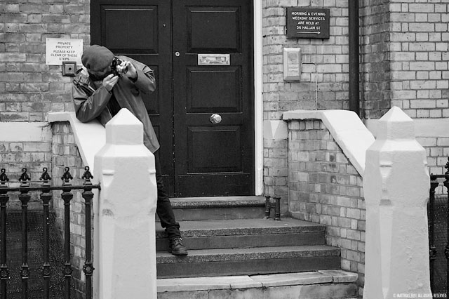 An older photo from 2011 by Matthias Frei of Thorsten Overgaard working with the Leica M9 in heavy rain in London. 