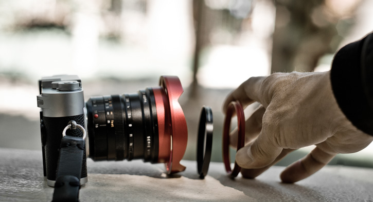 The 2114OUS ventilated shade for the Leica 21mm Summilux-M ASPH f/1.4 comes with a front ring for mounting the Series VIII filter, as well as two lens caps: One that fits the shade without filter, and one that fits the shade when the filter ring is mounted. 