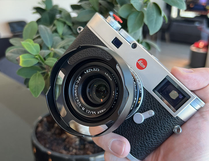 Ventilated Hood 3514FLE by Thorsten Overgaard Thorsten Overgaard ventilated hood in black on the Leica 35mm APO-Summicron-M ASPH f/2.0 (2021-model no 11699) and on Leica M11.