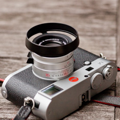 Version VI silver 2016. Model 11673. Comes with square hood from Leica. (Here with the ventilated hood designed by Overgaard). 