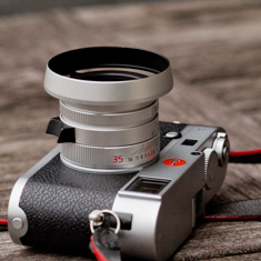 Version VI silver 2016. Model 11674. Comes with square hood from Leica. (Here with the ventilated hood designed by Overgaard). 