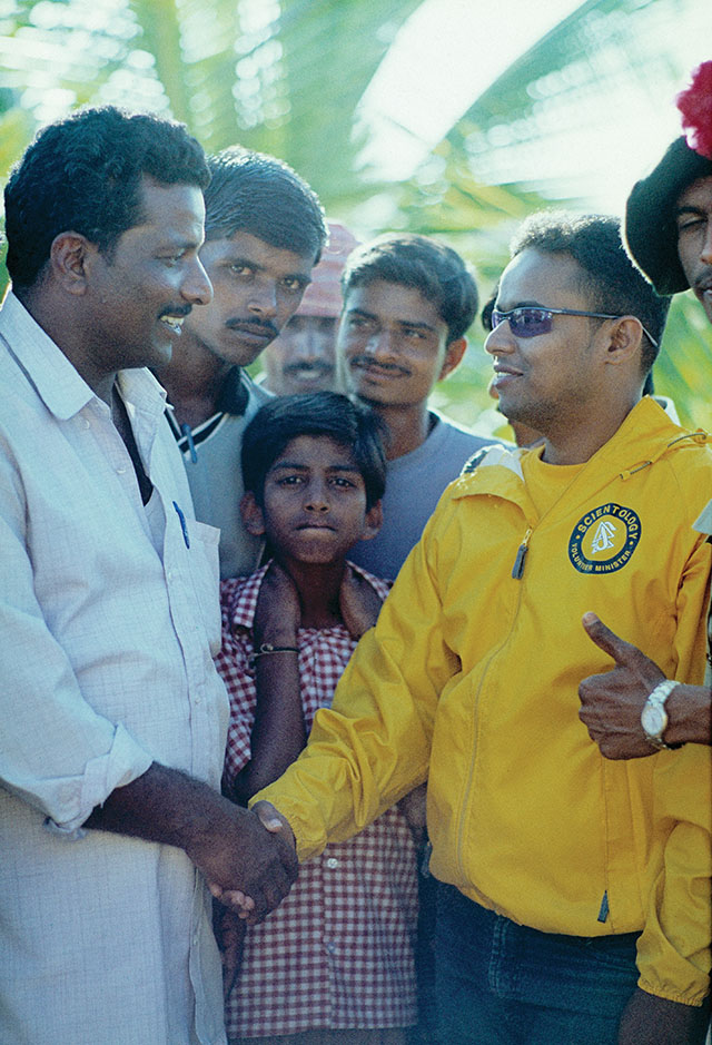 Mr. Jenyairyju was very happy and wanted to say thank you to the volunteer for helping him with breathing problems, chest pain and pain in the back. Suttur, Mysore, India. Leica SL mot with Leica 80mm Summilux-R f/1.4. © Thorsten Overgaard.