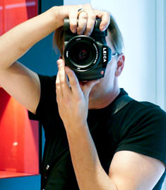 Thorsten Overgaard with the sample Leica S2 in the Leica Mayfair Store in London.