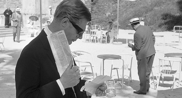 The face in front is correctly exposed but is in the shadow, so the sunny background will be blown out. I don’t know if I think it is pretty, but in this context it communicates how bright (and warm) the sun outside the shadow is. “8½” by Federico Fellini (1963, cinematographer: Gianni Di Venanzo).