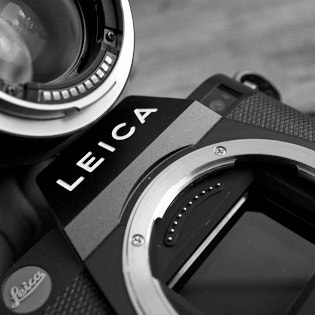 ROM contacts in the Leica SL2

Inside the bayonet of the Leica SL2 is the contacts to communicate with the lens' or adapter's contacts. 