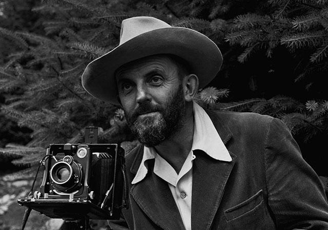 Ansel Adams did not use Leica much, he used mainly Sinar, but he looks incredible stylish in this photo. 