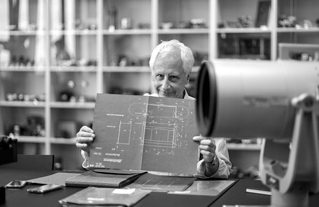 Here a collector and potential bidder enjoy a preview of the blueprints for the o-series which was also on the auction at an expected price of 12,000 but ended at 40,000 Euro. © Thorsten Overgaard. 