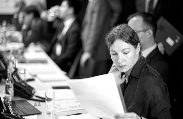 The line of people taking bids by phone, mail and online bidding at the auction. © Thorsten Overgaard. 