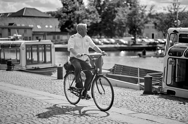 The captain of the Hjejlen sight-seeing boat in Silkeborg leaving after a days work. Leica M10-R with Leica 75mm Summilux-M f/1.4. © Thorsten Overgaard. 