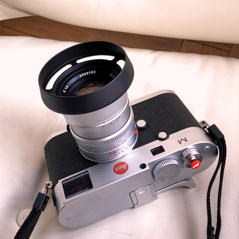 E46 ventilated shade in Matte Black on the 50mm Summilux-M ASPH f/1.4 and Leica M240.
