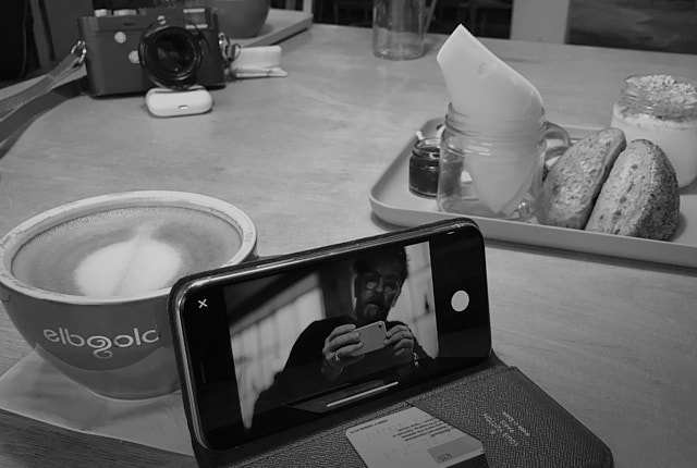 Here I'm taking a photo of the M10-P in the background and the preview on the phone on the table. Apart from the manual focus, you can adjust everything from ISO to shutter speed on the smartphone, and take the photos that are instantly available as well on the camera's SD card and on the smartphone. Download the latest Leica Fotos for your phone or iPad. 